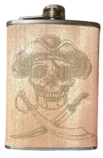 Fiaschetta con rivestimento inciso e illustrazione di un teschio pirata