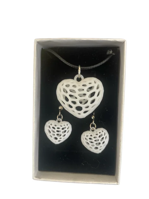 Parure con ciondolo e orecchini bianchi a forma di cuore traforato