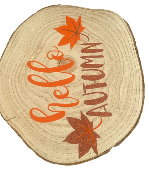 Sezione di legno con foglie arancioni e scritta hello autumn