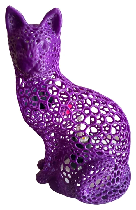 Gatto decorativo viola seduto, con corpo traforato e coda raccolta