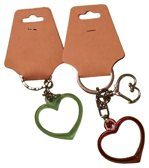 Due portachiavi con cuori aperti verde e rosso e anelli metallici