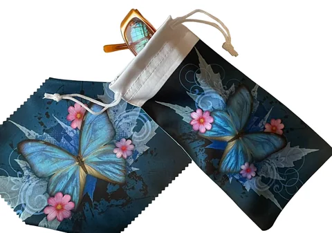 Sacchetto e accessori tessili con farfalle azzurre e fiori su fondo scuro