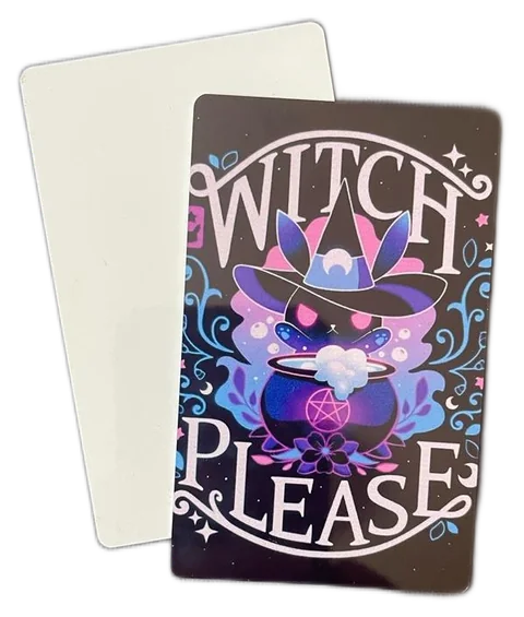 Tessera rettangolare con personaggio fantastico, cappello viola e scritta Witch Please